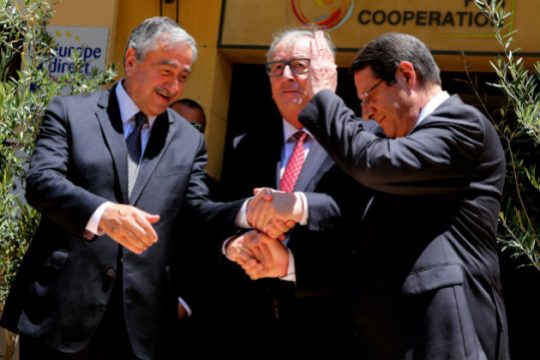 Παράδειγμα για άλλους η Κύπρος, λέει ο Γιούνκερ