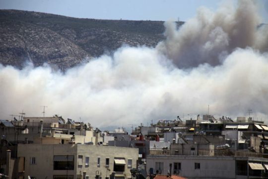 Σε εξέλιξη ανεξέλεγκτη φωτιά στον Καρέα
