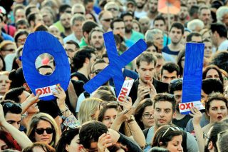 Μια ολόκληρη εποχή τελειώνει με κρότο και λυγμούς