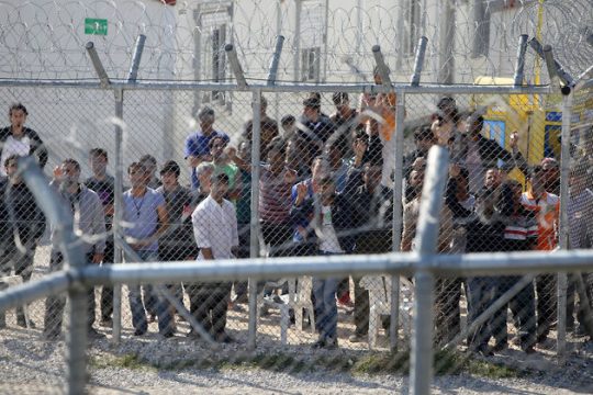 Οι κρατούμενοι διαμαρτύρονται, η αστυνομία συλλαμβάνει…