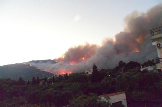 Ανεξέλεγκτη μαίνεται η φωτιά στη Λακωνία