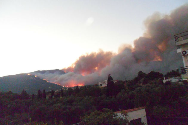 Ανεξέλεγκτη μαίνεται η φωτιά στη Λακωνία