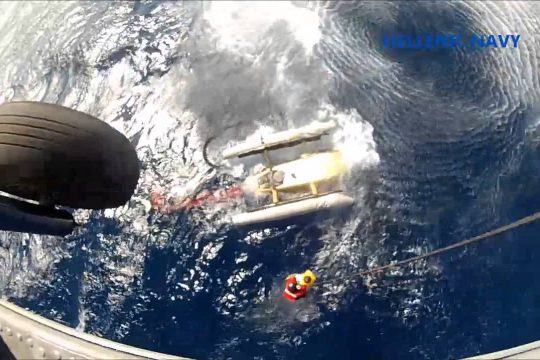 Διάσωση επιβατών ελικοπτέρου από το πολεμικό ναυτικό