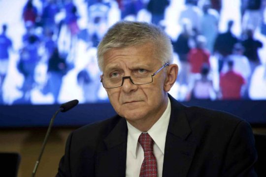 Πολωνία και Τσεχία λένε όχι στο «φλεγόμενο» ευρώ