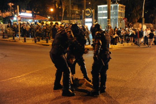Ξύλο και προσαγωγές τα ξημερώματα στον σταθμό Λαρίσης