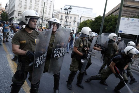 Τα ΜΑΤ συλλαμβάνουν ακόμα στον σωρό…