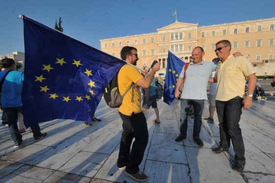 Με σημαίες και με σφυρίχτρες