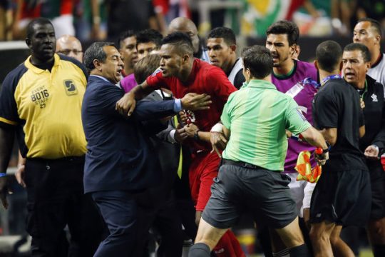 «Concacaf είστε κλέφτες»