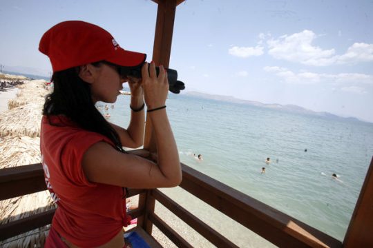 Στατιστικά για τους πνιγμούς το καλοκαίρι 2025: Τι ποσοστό των παραλιών διέθετε ναυαγοσώστες