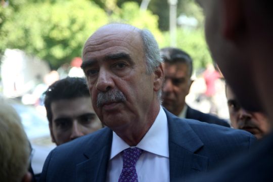 Η ΝΔ «βάζει πλάτες» με την… ώρα