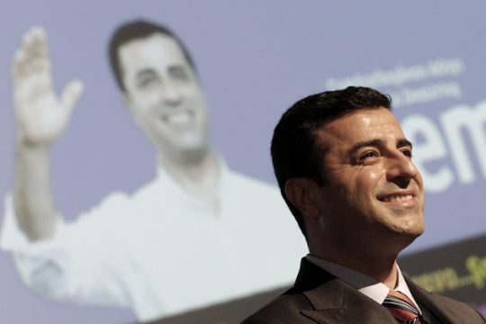 Διώκουν τον Ντεμιρτάς, στοχεύουν στους Κούρδους