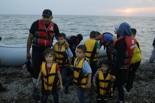 Δήμος κι εθελοντές στέκονται στο πλευρό των προσφύγων