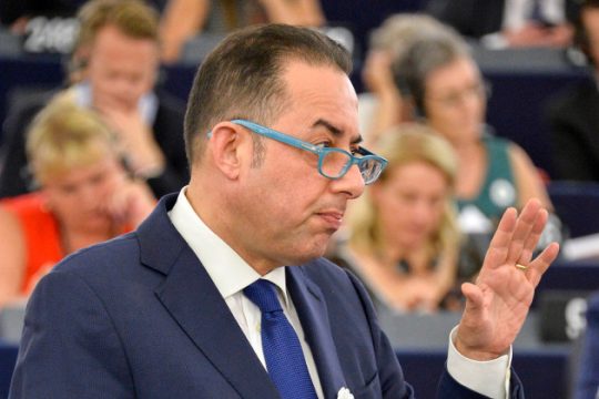 Πιτέλα κατά Σόιμπλε: Είναι ανεύθυνος  – Τα κόλπα του δεν θα περάσουν
