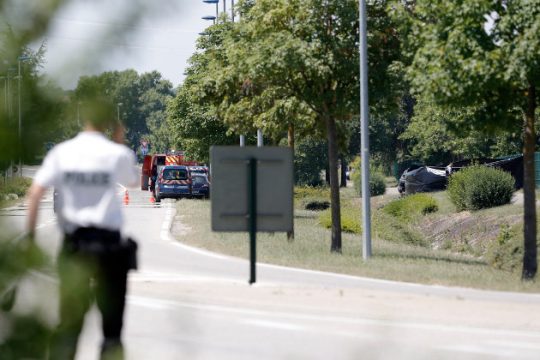 Δέκα άνθρωποι όμηροι ληστών σε εμπορικό κέντρο του Παρισίου