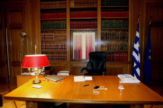 Ο Αγγ. Τσέκερης στο γραφείο του πρωθυπουργού