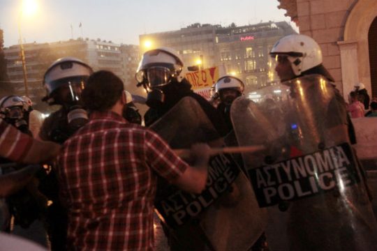 Δεκατρείς συλλήψεις για τα επεισόδια στο Σύνταγμα
