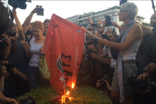 Οι δύο όψεις μιας καμένης σημαίας