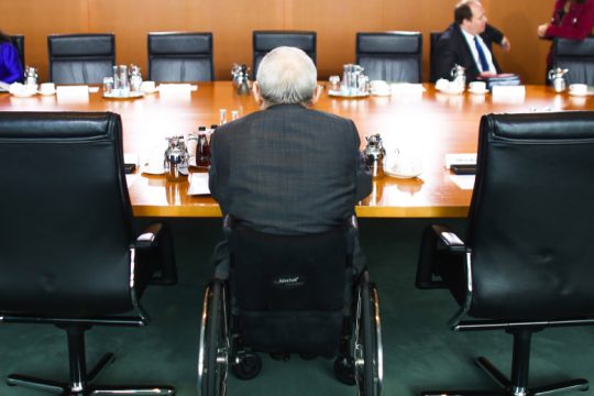 Παραιτείται ο Β. Σόιμπλε; Όχι δεν παραιτείται…