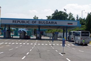 Βαλκανικό παιχνίδι με τα capital controls