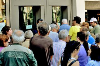 Λαοθάλασσα για τα 120 ευρώ