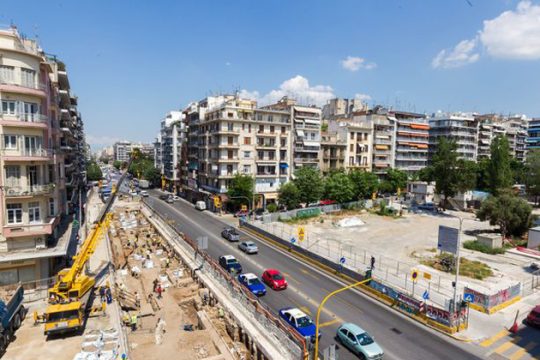 Αγνοούν Κατρούγκαλο οι εργολάβοι και απολύουν σωρηδόν