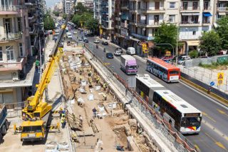 Δεν «πέρασαν» οι ομαδικές απολύσεις, άρχισαν οι διαθεσιμότητες