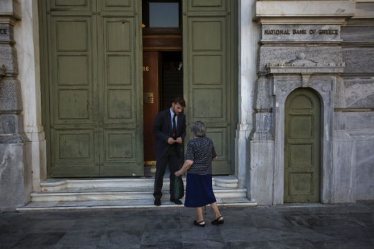 Ανοίγουν τη Δευτέρα οι τράπεζες, παραμένουν τα capital controls
