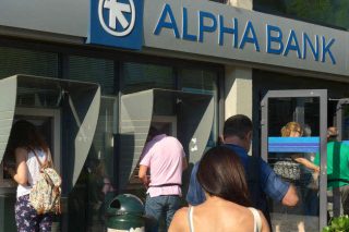 Οι θεσμοί ζητούν εγγυήσεις και για το δάνειο-γέφυρα