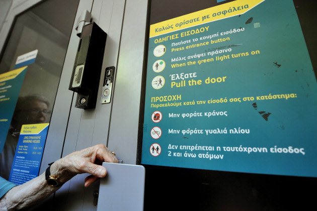 Ανοίγουν με capital controls τη Δευτέρα οι τράπεζες