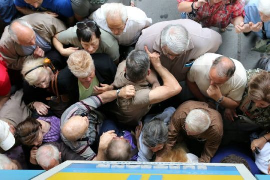 Μικροεντάσεις και γκρίνια έξω απ’ τις τράπεζες στη δυτική Ελλάδα