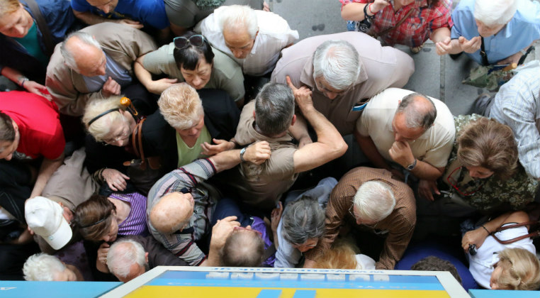 Μικροεντάσεις και γκρίνια έξω απ’ τις τράπεζες στη δυτική Ελλάδα