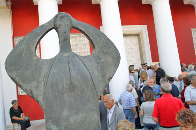 Μικροεντάσεις και γκρίνια έξω από τις τράπεζες