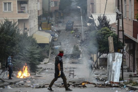 Νεκρός αστυνομικός σε συγκρούσεις στην Πόλη