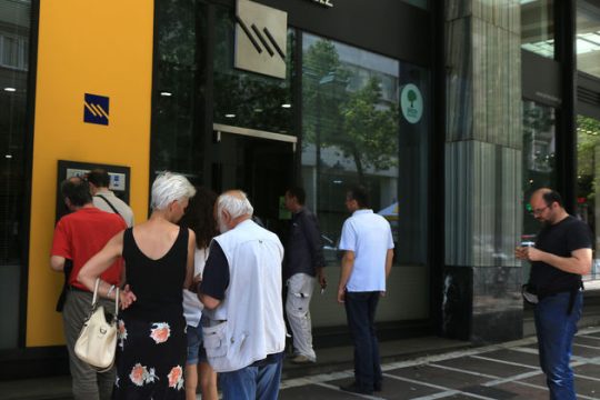 Ιστορικό χαμηλό στις καταθέσεις των νοικοκυριών
