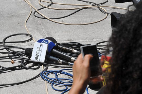 Με τακτική «διαίρει και βασίλευε» τα κανάλια