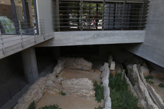 Tα θεμέλιά του σε αρχαία