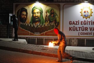 Ο… εκρηκτικός δρόμος προς τις κάλπες