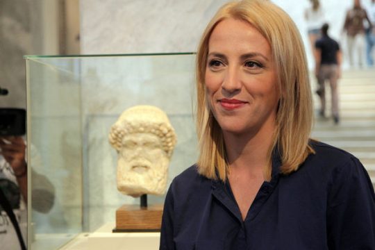 Στήριξη στα λόγια;