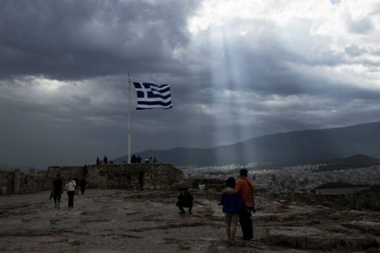 Telegraph: Διαγραφή χρέους 100 δισ. ευρώ χρειάζεται η Ελλάδα
