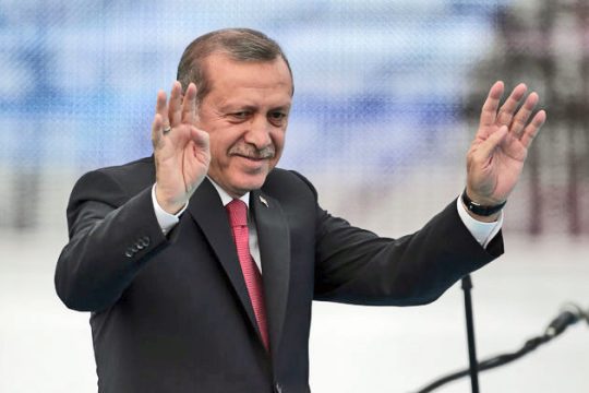 Ο Ερντογάν διασπά τους αντιπάλους του