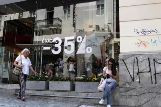 Τα capital controls έφεραν μείωση τζίρου και πολύ πλαστικό χρήμα