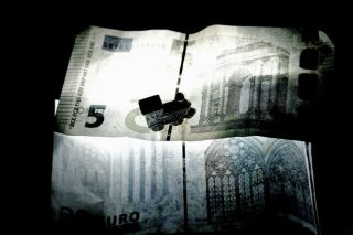 Καταπίνουν Μνημόνια και διυλίζουν την κριτική