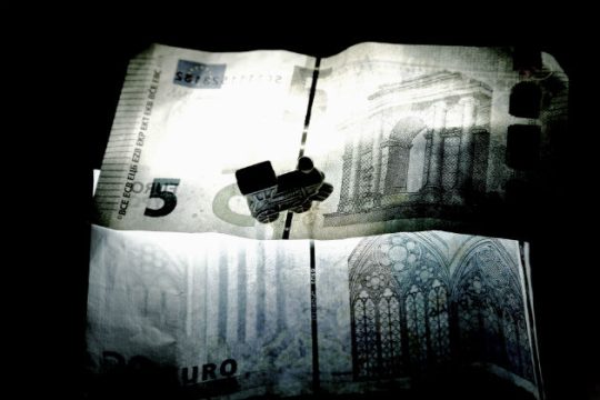 Καταπίνουν Μνημόνια και διυλίζουν την κριτική