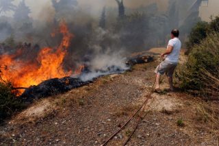 Ανεξέλεγκτη πυρκαγιά καίει στα Καλάβρυτα