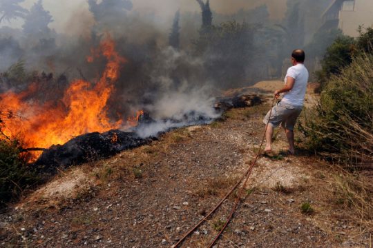 Ανεξέλεγκτη πυρκαγιά καίει στα Καλάβρυτα