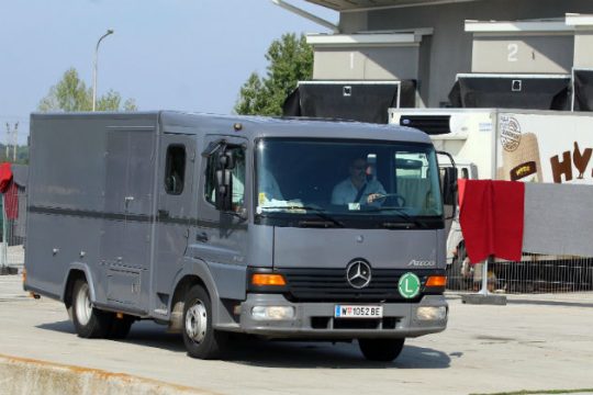 Σε κρίσιμη κατάσταση τρία παιδιά που βρέθηκαν σε φορτηγό με πρόσφυγες