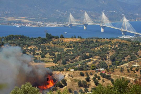 Σε ύφεση η πυρκαγιά κοντά στην Πάτρα