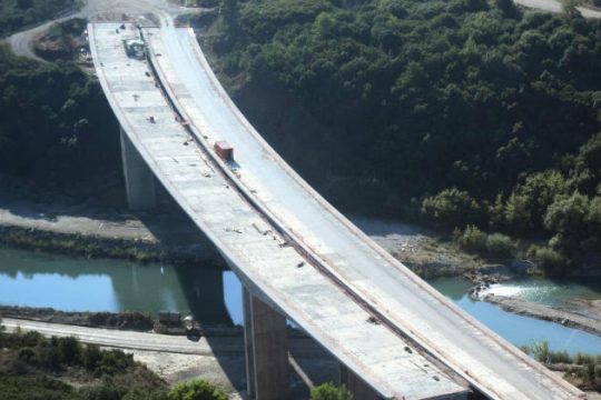Υποσχέσεις για δημόσια έργα χωρίς «αλισβερίσια»