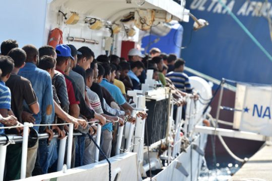 Χιλιάδες μετανάστες στις ακτές της Ιταλίας