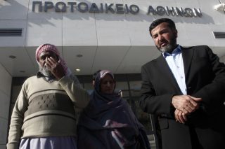 Ο αστυνομικός «τρωγόταν» με τα ρούχα του… Τζαβέντ Ασλάμ